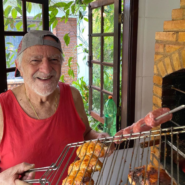 Ary Fontoura se diverte ao fazer churrasco em casa e desabafa: 