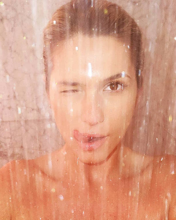Lívia Andrade sensualiza em selfie no chuveiro e avisa: 