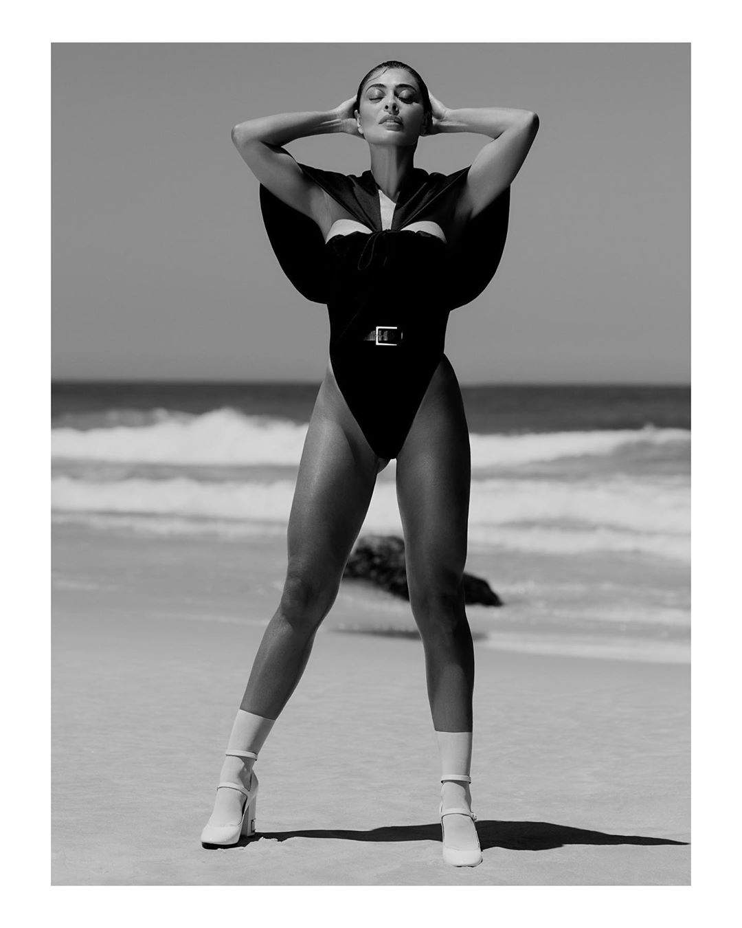 Aos 41 anos, Juliana Paes ostenta curvas poderosas em foto com maiô cavado
