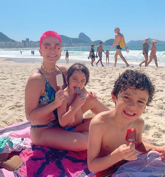 Bárbara Borges reage à críticas após postar foto com a família na praia: 