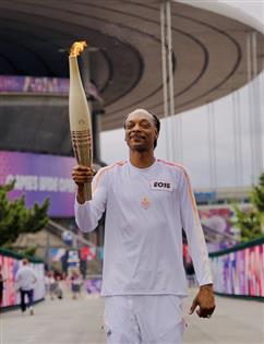 Snoop Dogg desfila com a tocha olímpica em Paris 