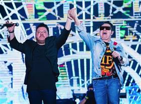 Cantor Bruno tranquiliza fãs após Marrone cair de palco