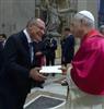 Alckmin entrega ao Papa convite para visitar o Brasil 