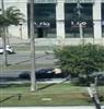 Porsche blindado vira alvo de tiroteio em plena luz do dia