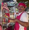 Manoel Gomes viraliza ao vender churros e provocar ex 
