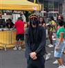 Jogador de futebol se disfarça para curtir carnaval 