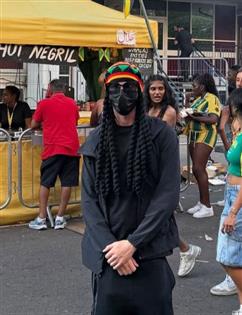 Jogador de futebol se disfarça para curtir carnaval em Londres