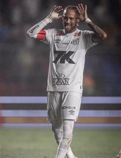 Neymar faz tatuagem em homenagem ao Santos