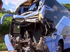 Motorista de ônibus morre e 37 pessoas ficam feridas 