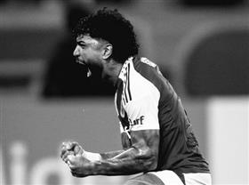 Foto do Gabigol com camisa do Corinthians volta a viralizar após eliminação 