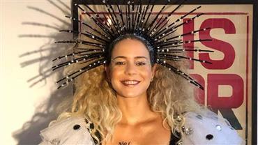 Aos 37 anos, Leandra Leal esbanja boa forma e exibe barriga sequinha com look de Carnaval