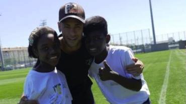 Sidney Oliveira promove viagem a alunos do Instituto Neymar para Barcelona