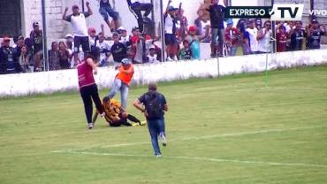 Jogador tenta chutar gandula, torce o joelho e é espancado na Argentina