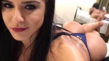 Eva Andressa posta foto deitada com calcinha fio dental e mostra bumbum redondinho