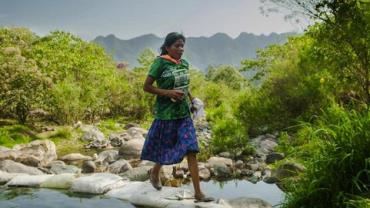 Jovem indígena rarámuri vence ultramaratona de 50 km usando apenas sandálias