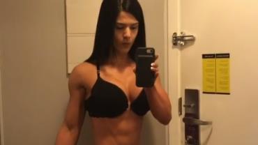 Eva Andressa exibe corpo rasgado em vídeo só de lingerie: "Mais sequinha"