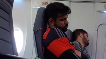 Novo reforço? Diego Costa é flagrado em voo com camisa do Flamengo