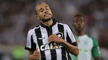 Atacante Roger, do Botafogo, é diagnosticado com tumor renal