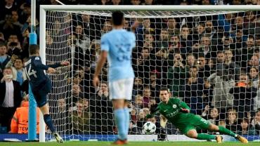 Napoli termina com incrível sequência de pênaltis defendidos por goleiros do Manchester City na Liga dos Campeões