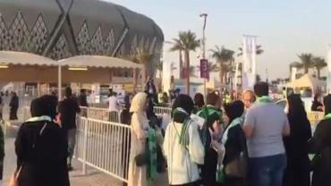 Arábia Saudita recebe primeiro jogo de futebol com mulheres nas arquibancadas