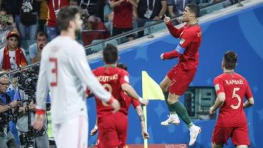 Com três gols de Cristiano Ronaldo, Portugal e Espanha empatam