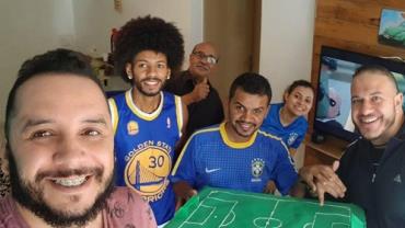 Guias interpretam vitória da seleção brasileira para surdocego e viralizam na web