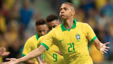 Brasil vence Catar em amistoso por 2 a 0; Neymar é substituído com lesão