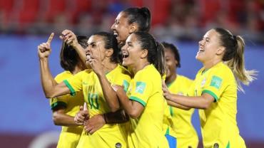 Com gol de Marta, Brasil vence Itália e avança na Copa do Mundo