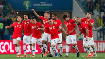 Mesmo com gols anulados, Chile vence nos pênaltis e chega à semifinal