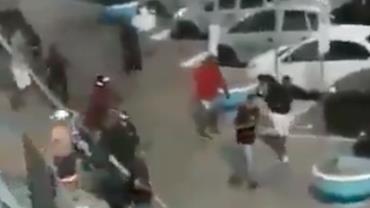 Torcedores de Flamengo e Vasco brigam durante distribuição de alimentos para moradores de rua; vídeo