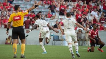 Flamengo vence Athletico-PR com dois gols de Bruno Henrique