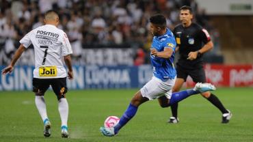 Cruzeiro vence Corinthians de virada e sai do Z-4