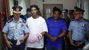 Ronaldinho Gaúcho e seu irmão deixarão prisão no Paraguai após acordo com a Justiça