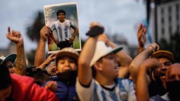 Maradona é velado na Casa Rosada por multidão de fãs