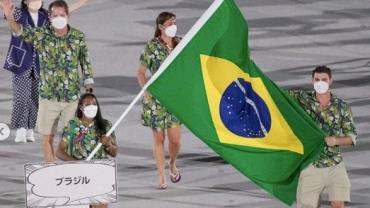 Brasil é representado por Ketleyn e Bruninho como porta-bandeira e mestre-sala na abertura das Olimpíadas