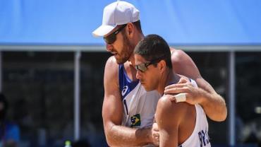 Alison e Álvaro Filho vencem na estreia no vôlei de praia