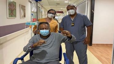 Pelé posta foto e comemora recuperação