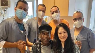 Pelé recebe alta e deixa hospital em São Paulo após um mês internado