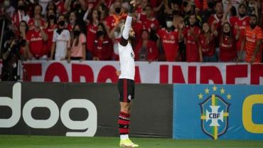 Flamengo bate Internacional e mantém sonho do Brasileiro vivo