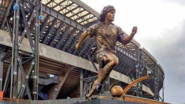 Napoli inaugura estátua no estádio em homenagem a Diego Maradona