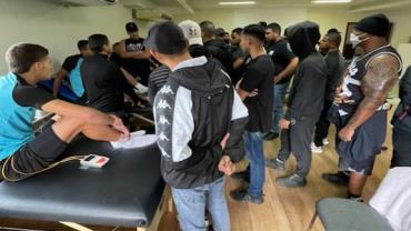 Torcida organizada do Botafogo invade CT e cobra mudança da diretoria e jogadores