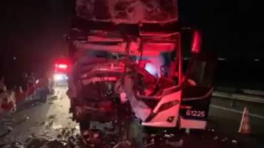 Ônibus com torcedores do Flamengo sofre acidente; Organizada confirma uma morte