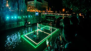 Para promover o Mundial de vôlei, 'quadra neon' é montada em rio da Eslovênia