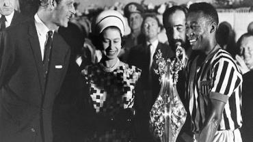 Pelé é o único futebolista estrangeiro a ser condecorado cavaleiro pela rainha Elizabeth II