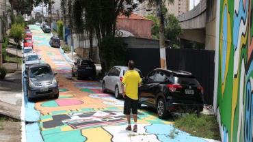 Moradores de São Paulo decoraram rua para a Copa do Mundo