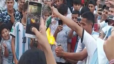 Torcedores argentinos queimam bandeira do Brasil durante comemoração do Tri