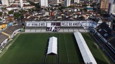 Corpo de Pelé chega a Santos para velório na Vila Belmiro