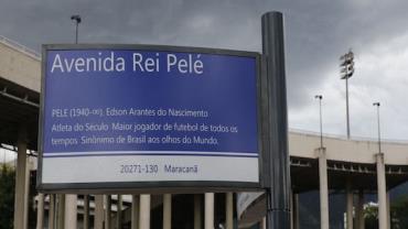 Prefeitura instala placas da Avenida Rei Pelé, em frente ao Maracanã