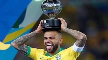 Daniel Alves muda versão e admite que fez sexo consensual com mulher que o acusa de agressão sexual