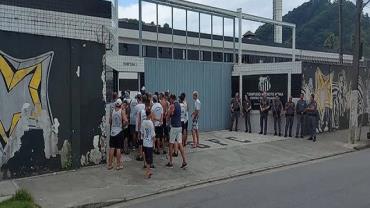 Torcida organizada do Santos protesta no CT Rei Pelé por melhores resultados